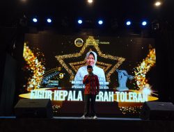 Aziz Mewakili Bu Risma Menerima Penghargaan Bidang Figur Kepala Daerah Toleran