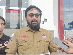 Permohonan Perlindungan Hukum Perkara Praperadilan Nomor: 2/PID.PRA/2025/PN JKT.UTR Kami Kuasa Hukum dari Lembaga Bantuan Hukum Indonesia Satu dengan NUR RIYANTO HAMZAH, S.H., M.H., M.Kn, dan HARDIANSYAH, S.H. sebagai penerima kuasa dari SDR.Heruwanto Joni, mengajukan Permohonan Perlindungan Hukum Perkara PRAPERADILAN Nomor: 2/PID.PRA/2025/PN JKT.UTR di Pengadilan Negeri Jakarta Utara pada sidang panggilan yang kedua pada hari Senin, 17 Februari 2025, PKL 9.00 wib. Adapun Alasan Pengajuan Praperadilan, dapat kami jabarkan sebagai berikut: Permohonan praperadilan ini diajukan oleh LBH Indonesia Satu karena diduga terdapat berbagai penyimpangan hukum dalam proses penyelidikan dan penyidikan yang dilakukan oleh Polres Metro Jakarta Utara terhadap Heruwanto Joni. Berikut adalah alasan-alasan utama yang mendasari permohonan ini: 1. Penetapan Tersangka Tidak Sah dan Cacat Hukum. Berdasarkan Putusan Mahkamah Konstitusi (MK) No. 21/PUU-XII/2014, penetapan tersangka harus memenuhi ketentuan sebagai berikut: a. Didukung minimal dua alat bukti yang sah sebagaimana diatur dalam Pasal 184 KUHAP. b. Harus dilakukan pemeriksaan terhadap calon tersangka sebelum ditetapkan sebagai tersangka Dalam kasus ini, penyidik Polres Metro Jakarta Utara menetapkan Heruwanto Joni sebagai tersangka tanpa melalui proses penyelidikan dan pemeriksaan terlebih dahulu. Penetapan tersangka ini dilakukan secara tiba-tiba setelah pemanggilan sebagai saksi, tanpa adanya pemberitahuan resmi atau kesempatan bagi Heruwanto Joni untuk memberikan klarifikasi lebih awal. Selain itu, penyidik tidak pernah menerbitkan Surat Perintah Penyelidikan sebelum meningkatkan status perkara ke tahap penyidikan. Ini melanggar prinsip due process of law dan menjadikan penetapan tersangka tersebut tidak sah. 2. Penyidik Melakukan Penyalahgunaan Wewenang Berdasarkan Pasal 77 KUHAP, praperadilan berwenang untuk menguji sah atau tidaknya penangkapan, penahanan, penghentian penyidikan, maupun penetapan tersangka. Dalam kasus ini, penyidik melakukan tindakan yang tidak sesuai prosedur hukum, antara lain: a. Mengirimkan pemanggilan kepada Heruwanto Joni melalui pesan WhatsApp pada hari yang sama dengan pemanggilan, tanpa pemberitahuan resmi sebelumnya. b. Langsung menaikkan status Heruwanto Joni dari saksi menjadi tersangka saat ia datang memenuhi panggilan tanpa kesempatan klarifikasi. c. Tidak memberikan akses yang cukup kepada kuasa hukum untuk mendampingi klien dalam tahap awal pemeriksaan. Tindakan ini bertentangan dengan prinsip asas praduga tak bersalah (presumption of innocence) dan hak atas pembelaan diri yang dijamin dalam UUD 1945 serta hukum acara pidana Indonesia. 3. Perkara Ini Merupakan Sengketa Perdata, Bukan Pidana Kasus yang menjerat Heruwanto Joni merupakan bagian dari kerja sama bisnis antara Kortaz PTE. LTD. dan PT. TOP, yang seharusnya diselesaikan melalui jalur perdata, bukan pidana. Heruwanto Joni telah menunjukkan itikad baik dengan: a. Melakukan pembayaran bertahap kepada PT. TOP, dengan total transfer yang telah dilakukan mencapai USD 25.000. b. Menawarkan unit apartemen sebagai jaminan penyelesaian kewajiban bisnis. c. Berkomunikasi secara aktif dengan PT. TOP untuk mencari solusi terbaik bagi kedua belah pihak. Dalam hal terjadi keterlambatan pembayaran, hal ini merupakan wanprestasi dalam hubungan bisnis, bukan tindak pidana penipuan atau penggelapan. Namun, penyidik justru menggunakan instrumen hukum pidana untuk menyelesaikan sengketa ini, yang bertentangan dengan prinsip hukum perdata. 4. Penyidik Mengabaikan Fakta dan Bukti yang Menguntungkan Heruwanto Joni Penyidik Polres Metro Jakarta Utara tidak mempertimbangkan fakta-fakta berikut: a. Heruwanto Joni adalah pihak yang juga mengalami kerugian dalam transaksi ini. Keterlambatan pembayaran kepada PT. TOP disebabkan oleh belum diterimanya pembayaran penuh dari pihak pembeli, Solifa Group di Azerbaijan. b. PT. TOP juga memiliki kewajiban yang belum diselesaikan terhadap Heruwanto Joni, termasuk dalam kerja sama perdagangan Waste Paper yang belum dibayar oleh PT. TOP kepada Kortaz PTE. LTD. c. Seluruh transaksi keuangan yang dilakukan oleh Heruwanto Joni terdokumentasi dengan jelas dan dapat dipertanggungjawabkan. Tidak ada indikasi bahwa dana yang diberikan oleh PT. TOP disalahgunakan untuk kepentingan pribadi. Fakta-fakta ini seharusnya menjadi pertimbangan dalam proses penyelidikan. Namun, penyidik hanya menggunakan bukti yang diajukan oleh pihak pelapor tanpa mMempertimbangkan bukti dari pihak terlapor, yang jelas jelas mencederai prinsip keadilan. 5. Praperadilan Diajukan untuk Mencegah Kriminalisasi terhadap Pebisnis Jika kasus ini dibiarkan berlanjut, maka akan menjadi preseden buruk bagi dunia bisnis di Indonesia, di mana setiap perselisihan bisnis bisa dikriminalisasi tanpa melalui jalur hukum perdata yang seharusnya. Oleh karena itu, praperadilan ini diajukan untuk memastikan bahwa: a. Tidak ada penyalahgunaan hukum pidana untuk menyelesaikan sengketa bisnis. b. Proses penyidikan dilakukan secara transparan dan sesuai dengan hukum acara pidana yang berlaku. c. Heruwanto Joni mendapatkan perlindungan hukum sebagai warga negara yang beritikad baik dalam menjalankan bisnisnya