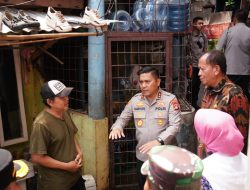 Irjen Pol Karyoto Selaku Kapolda Metro Jaya Tinjau Pengungsian Warga Terdampak Banjir di Pancoran