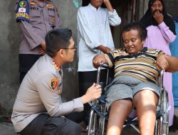 Kapolresta Magelang Serahkan Kursi Roda Kepada Penyandang Disabilitas