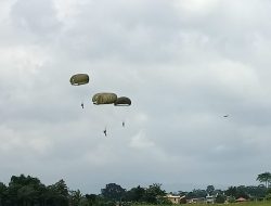 Danyontar Wreda Tinjau Latihan Penerjunan Taruna Akademi Militer