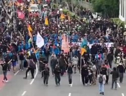 Massa Bergerak dari Pintu Belakang DPR RI, Situasi Kian Memanas