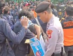 Polisi Berikan Air Mineral kepada Massa Demo di Senayan