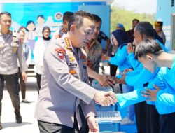 Jenderal Listyo Sigit Berikan Bansos dan Salurkan Bahan Pangan Murah di Semarang