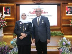 Ketua Umum PWI Pusat Akhmad Munir Terima Lencana Kehormatan “Jer Basuki Mawa Beya” dari Gubernur Jatim