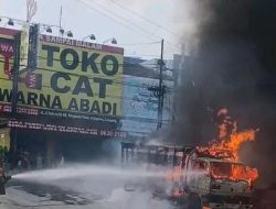 SOPIR KABUR KETIKA TRUCK YANG MENGANGKUT SOLAR ILEGAL TERBAKAR
