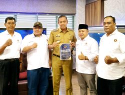 PWI Bekasi Raya Serahkan Kajian dan Rekomendasi Tata Kelola TJSL/CSR kepada Wali Kota Bekasi