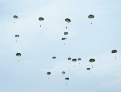 Bersama Tuhan Ratusan Prajurit TNI Menyerbu Dari Langit, Terjun di Morowali