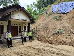 Polresta Magelang Siagakan Pasukan Bhayangkara di Lokasi Longsor dan Pengungsian Warga Borobudur