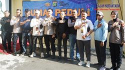 Polrestro Jakut Bagi-bagi Bingkisan kepada Awak Media Jelang Lebaran