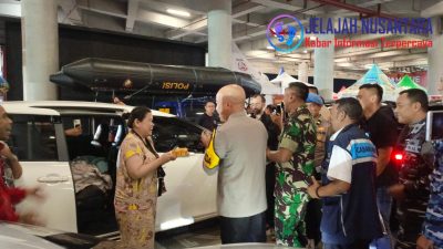 Kapolda Banten Dan Danrem 064/Maulana Yusuf Brigjen TNI Daru Cahyadi Soeprapto Beri Surprise Ultah Kepada Ibu Revi Pemudik Asal Padang