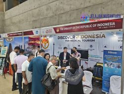 Kunjungan tim Kedutaan Dhaka ke booth RS dari Indonesia