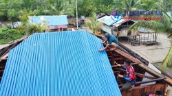 Semangat Gotong Royong Antara TMMD Ke-128 Kodim 1710/Mimika Genjot Pembangunan 5 Unit Rumah di Kampung Keakwa, Fokus Pemasangan Atap personel Satgas