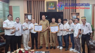 Ade Muksin Pimpin Panitia HPN Bekasi Raya 2026 Serahkan Piagam Penghargaan dan Laporan Kegiatan