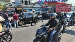 Truk Tronton Tabrak Lima Kendaraan Yang Berhenti di Lampu Merah Blabak Mungkid, Diduga Rem Tidak Pakem