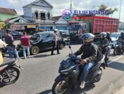 Truk Tronton Tabrak Lima Kendaraan Yang Berhenti di Lampu Merah Blabak Mungkid, Diduga Rem Tidak Pakem