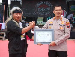 Bendera Merah Putih 1.000 Meter Dibentangkan di Gunung Andong Dalam “Andong Nyawiji #5”, Dihadiri Kapolresta Magelang