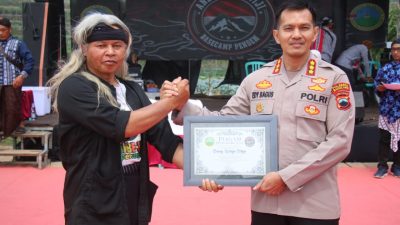 Bendera Merah Putih 1.000 Meter Dibentangkan di Gunung Andong Dalam “Andong Nyawiji #5”, Dihadiri Kapolresta Magelang