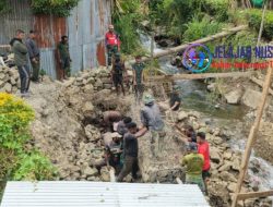 Kodim 1714/Puncak Jaya Gandeng Masyarakat Binaan Bangun Jembatan Merah Putih